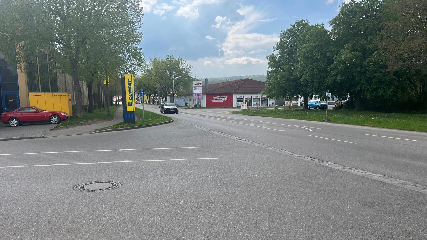 An dieser Stelle - etwa auf Höhe des BMWs - in der Nürnberger Straße soll eine Querungshilfe für schwache Verkehrsbeteiligte - also Fußgänger und Radfahrer - errichtet werden.
An dieser Stelle - etwa auf Höhe des BMWs - in der Nürnberger Straße soll eine Querungshilfe für schwache Verkehrsbeteiligte - also Fußgänger und Radfahrer - errichtet werden.