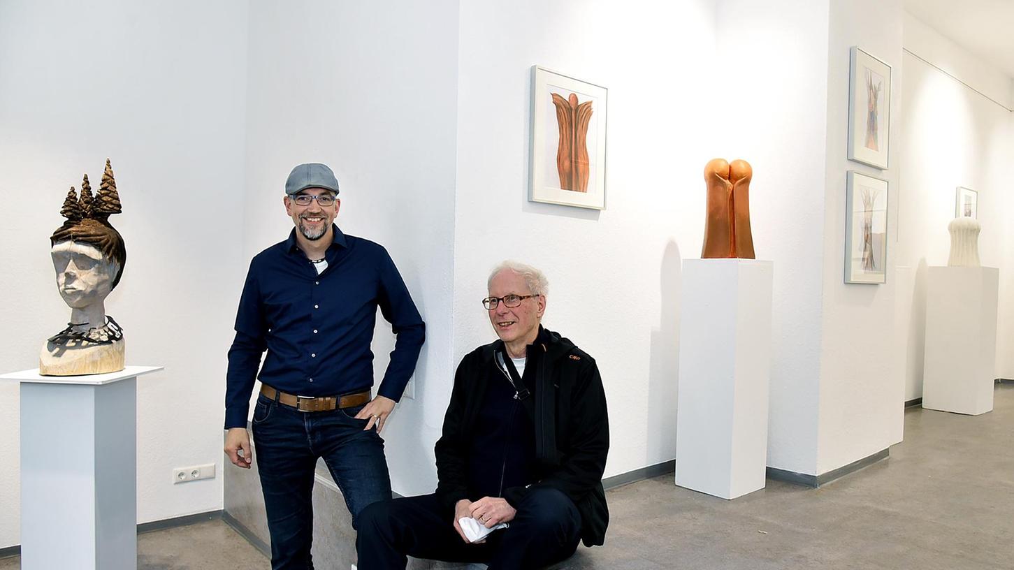 Vertreter zweier Künstlergenerationen: Nils Naarmann (links) und Christian Züchner (rechts dessen organische Skulpturen).
 
