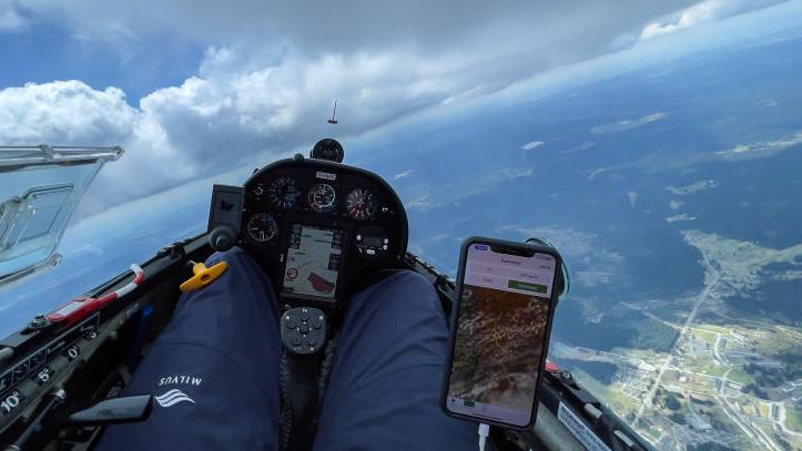 Beste Thermik im Erzgebirge über der Bergbaustadt Johanngeorgenstadt unmittelbar an der Grenze zu Tschechien. Zur meteorologischen Flugwegoptimierung ist das aktuelle Satellitenbild auf dem Smartphone eine große Unterstützung.