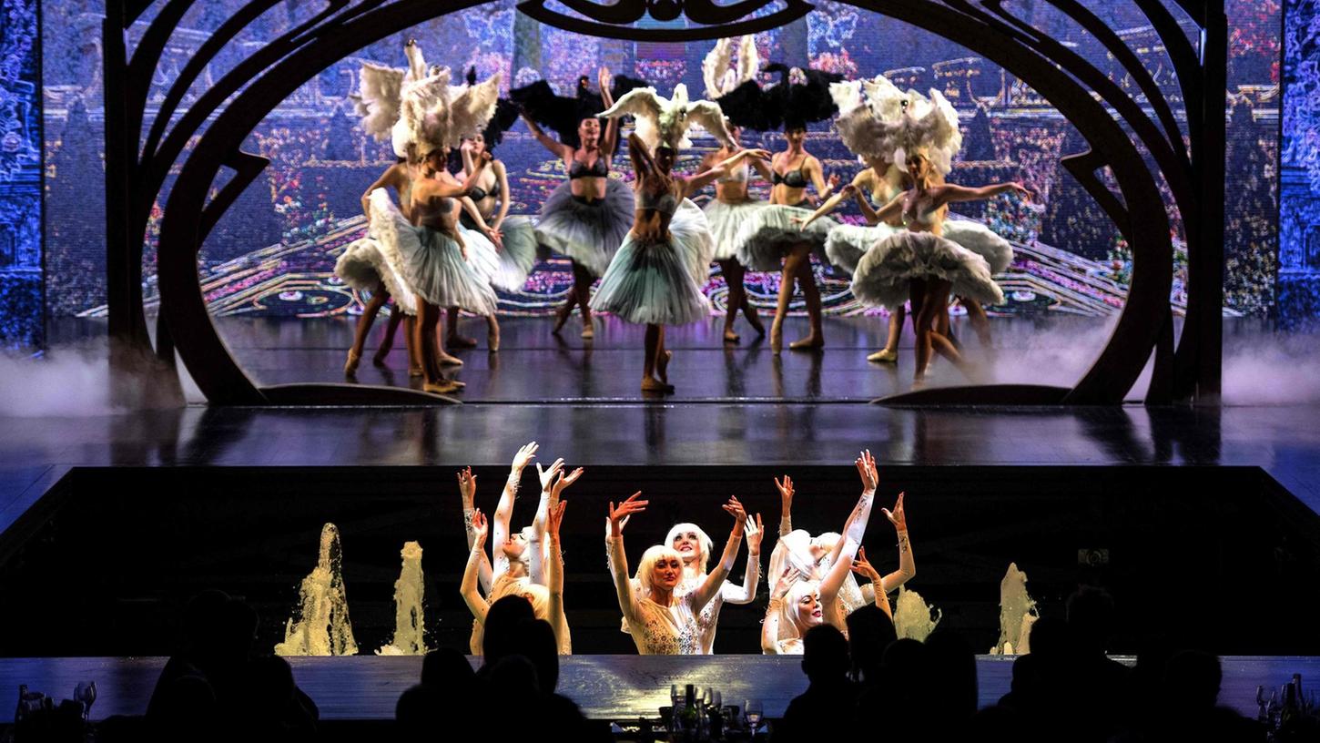 Tänzerinnen im Cabaret Lido in Paris. Tänzerinnen im Cabaret Lido in Paris.