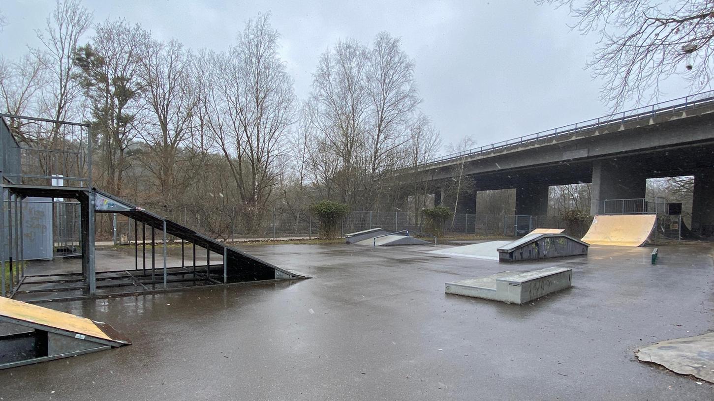 Die Skateranlage in Roth ist in die Jahre gekommen. Nun ist ein neuer Standort im Gespräch.
Die Skateranlage in Roth ist in die Jahre gekommen. Nun ist ein neuer Standort im Gespräch.