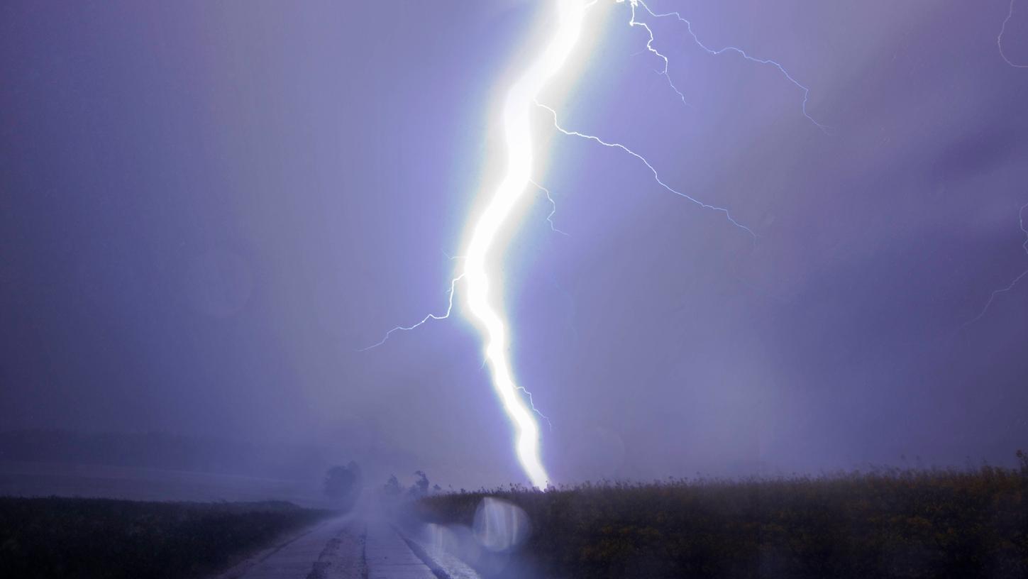 Einige Haushalte waren für mehrere Stunden ohne Strom - die Ursache für die Störung könnte ein Blitzeinschlag gewesen sein, sicher ist das aber nicht. (Symbolfoto)