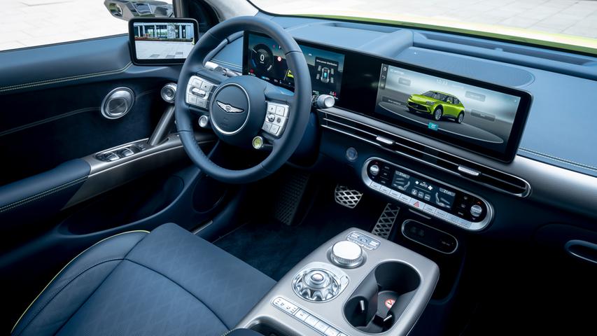 Die breite Bildschirmlandschaft verbindet das Fahrerdisplay und den Touchscreen zu einer optischen Einheit.