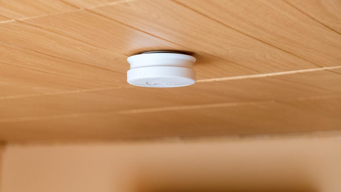 Immer da, doch oft übersehen: Der Rauchmelder an der Decke. Der Helfer in der Not kann aber nur Leben retten, wenn er regelmäßig gewartet wird. Immer da, doch oft übersehen: Der Rauchmelder an der Decke. Der Helfer in der Not kann aber nur Leben retten, wenn er regelmäßig gewartet wird.