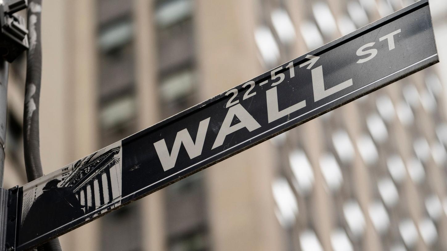 Blick auf das Straßenschild der New Yorker Wall Street.
