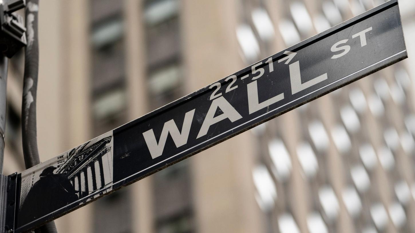 Blick auf das Straßenschild der New Yorker Wall Street. Blick auf das Straßenschild der New Yorker Wall Street.