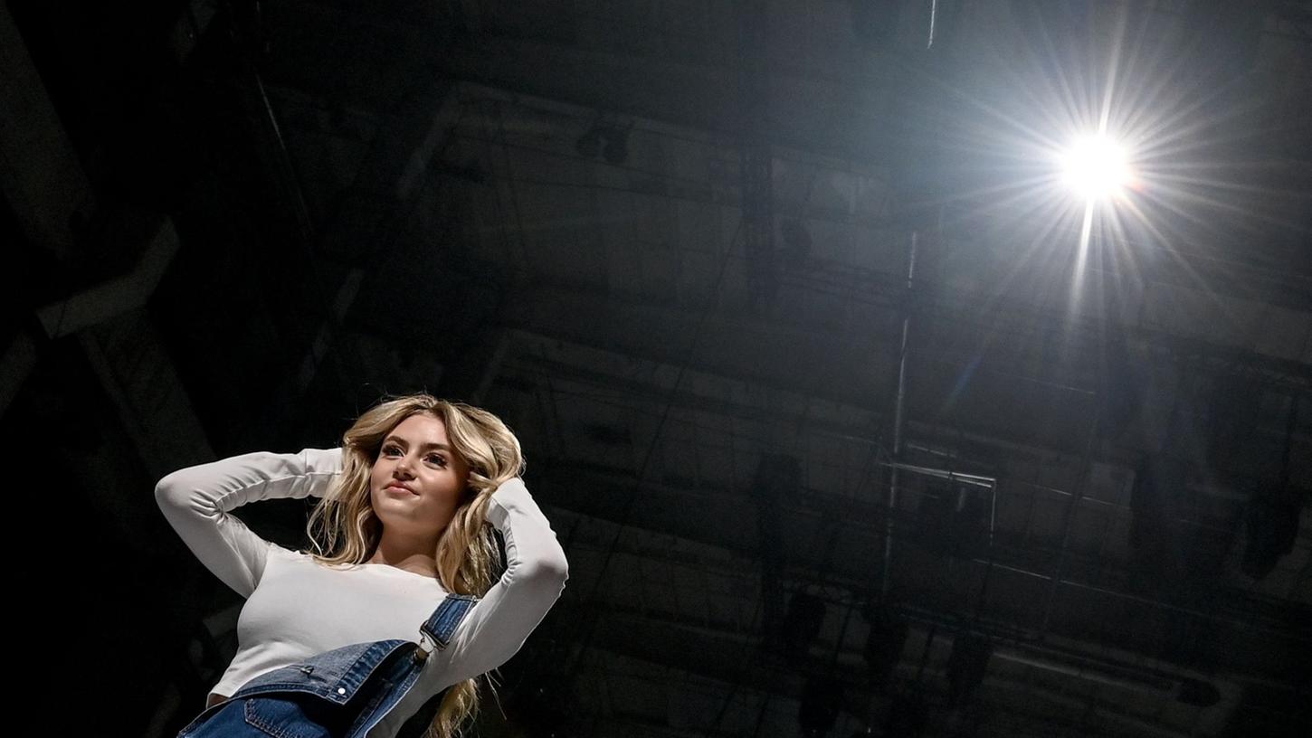 Leni Klum läuft als Model in ihrer Show "Leni Klum x About You" bei der Berliner Fashion Week über den Laufsteg. Leni Klum läuft als Model in ihrer Show "Leni Klum x About You" bei der Berliner Fashion Week über den Laufsteg.