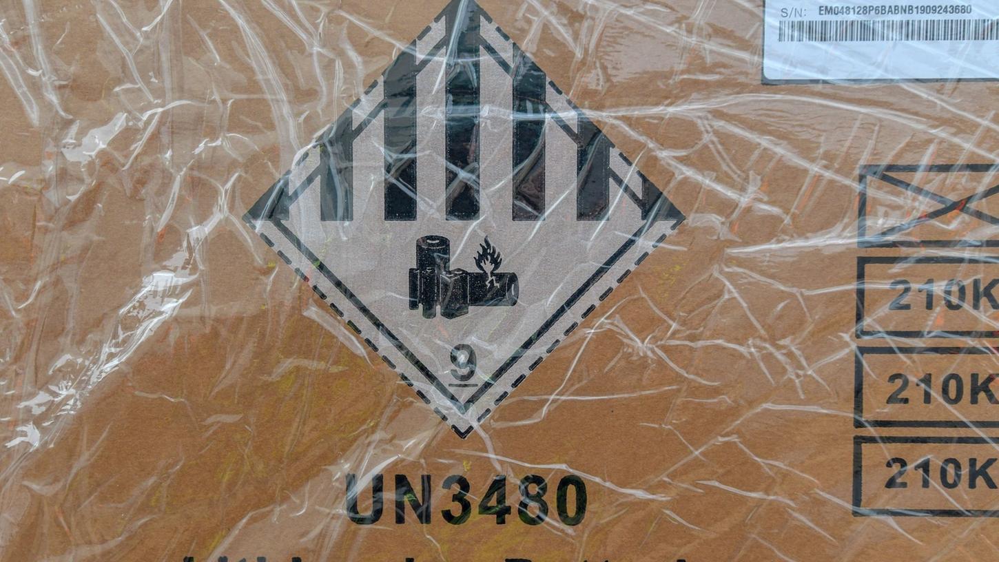 Achtung Brandgefahr. Wenn Lithium-Ionen-Akkus brennen, kann das eine Weile dauern. Achtung Brandgefahr. Wenn Lithium-Ionen-Akkus brennen, kann das eine Weile dauern.