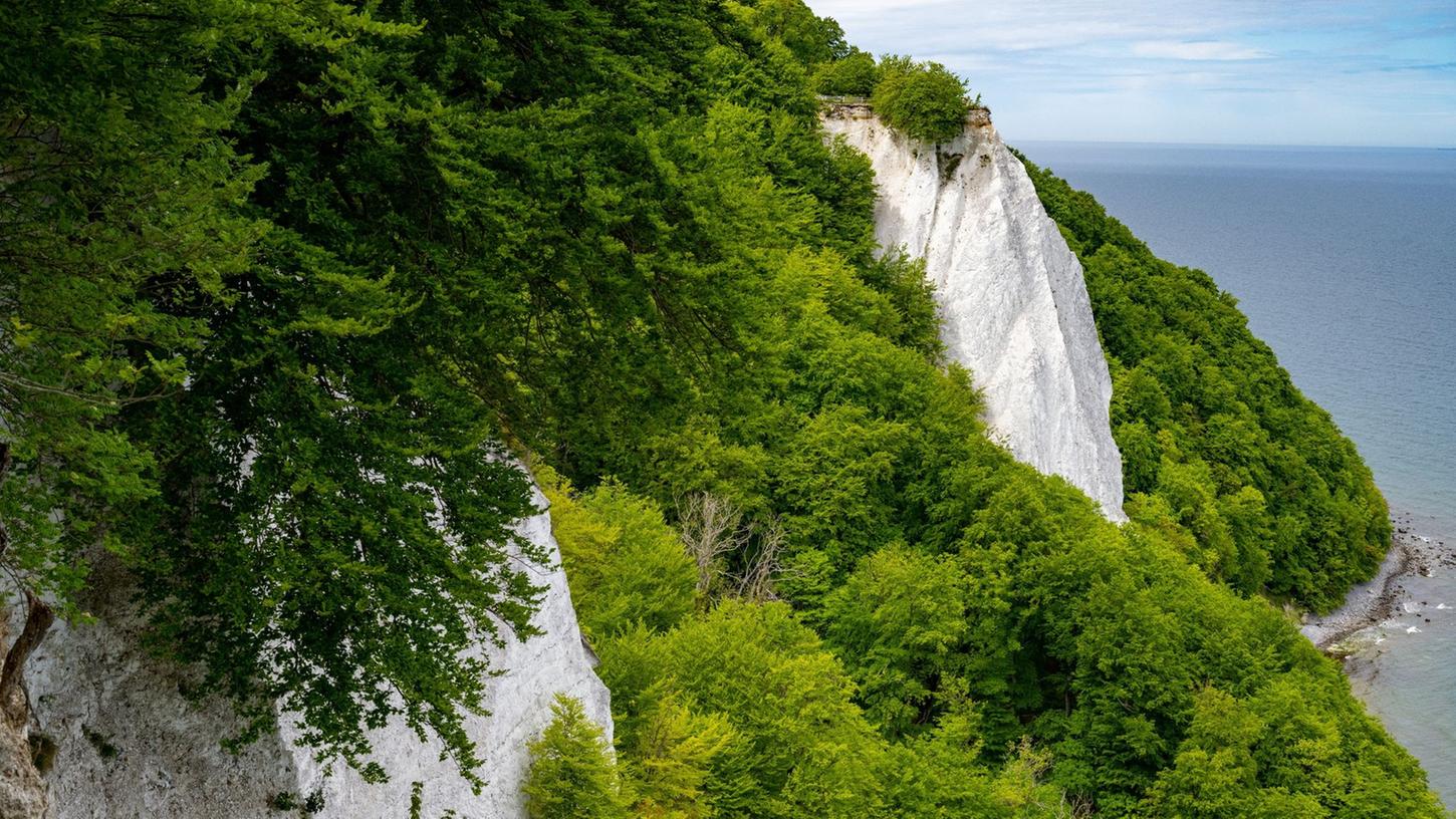 Der Königsstuhl an der Kreideküste im Nationalpark Jasmund ist ein Wahrzeichen der Insel Rügen. Der Königsstuhl an der Kreideküste im Nationalpark Jasmund ist ein Wahrzeichen der Insel Rügen.