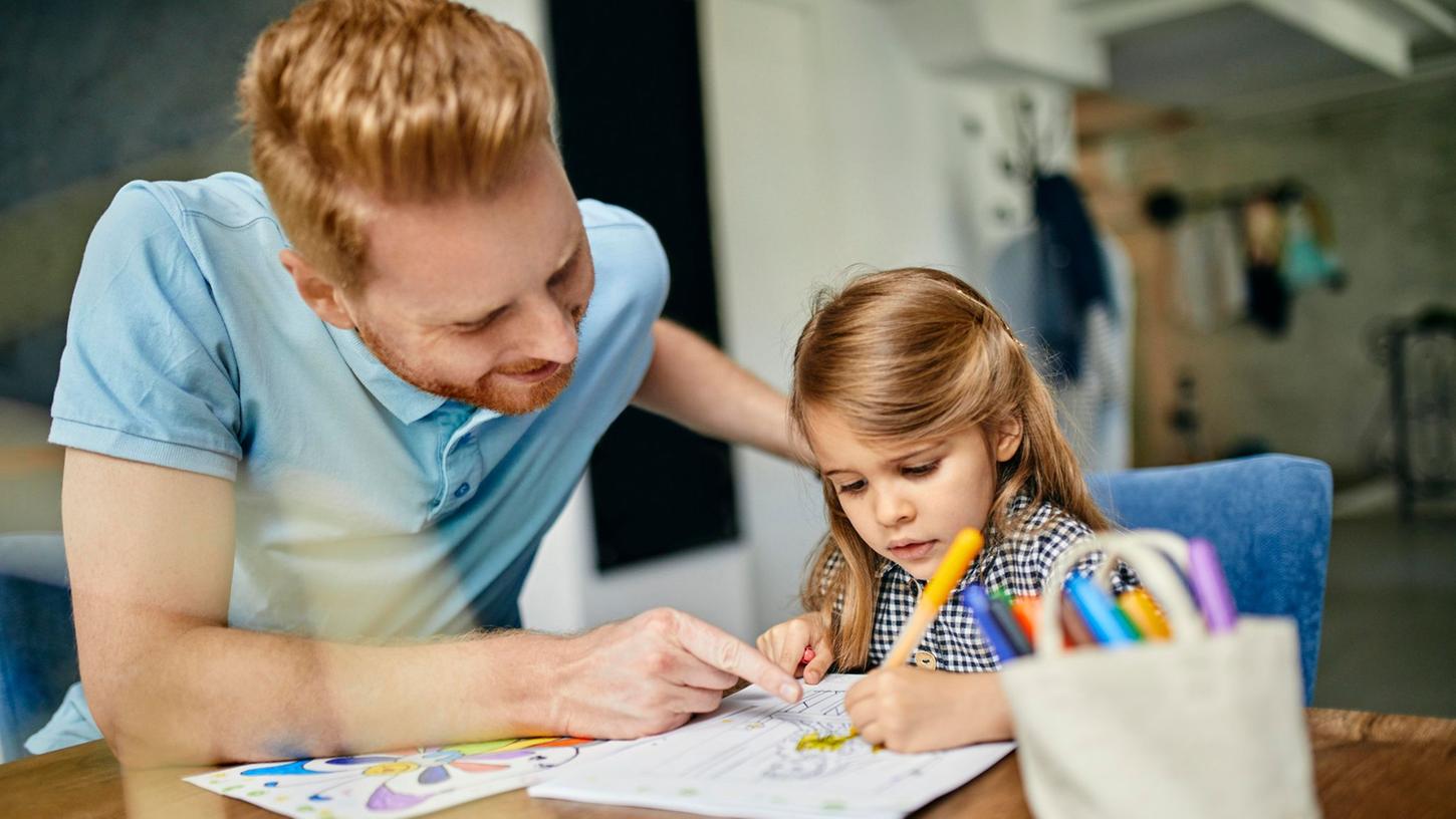 Wenn unklar ist, ob ein Kind Links- oder Rechtshänder ist, sollte das bereits vor der Einschulung getestet werden. Sonst hat es ein Kind mit dominanter linken Hand beim Schreiben oder Basteln etwa mit der Rechtshänderschere unnötig schwer. Wenn unklar ist, ob ein Kind Links- oder Rechtshänder ist, sollte das bereits vor der Einschulung getestet werden. Sonst hat es ein Kind mit dominanter linken Hand beim Schreiben oder Basteln etwa mit der Rechtshänderschere unnötig schwer.