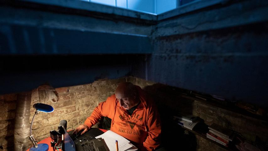 Mykhailo Spodarets, Professor für ukrainische Literatur, gibt eine Online-Lektion im Keller seines Hauses in Charkiw. Mykhailo Spodarets, Professor für ukrainische Literatur, gibt eine Online-Lektion im Keller seines Hauses in Charkiw.