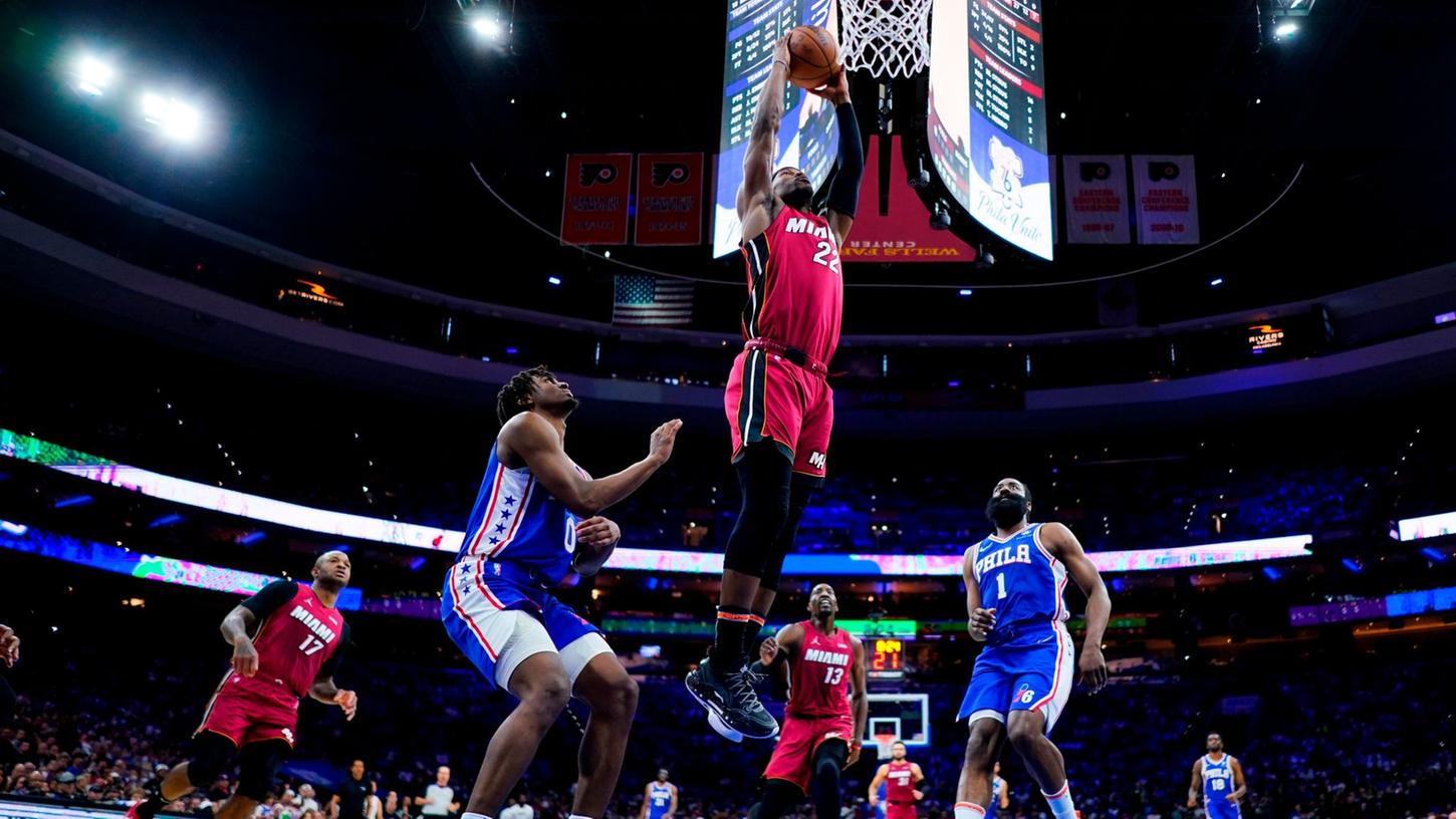 Jimmy Butler (oben) von den Miami Heat in Aktion gegen Tyrese Maxey (2.v.l, 0) und James Harden (1, 2.v.r) von den Philadelphia 76ers. Jimmy Butler (oben) von den Miami Heat in Aktion gegen Tyrese Maxey (2.v.l, 0) und James Harden (1, 2.v.r) von den Philadelphia 76ers.