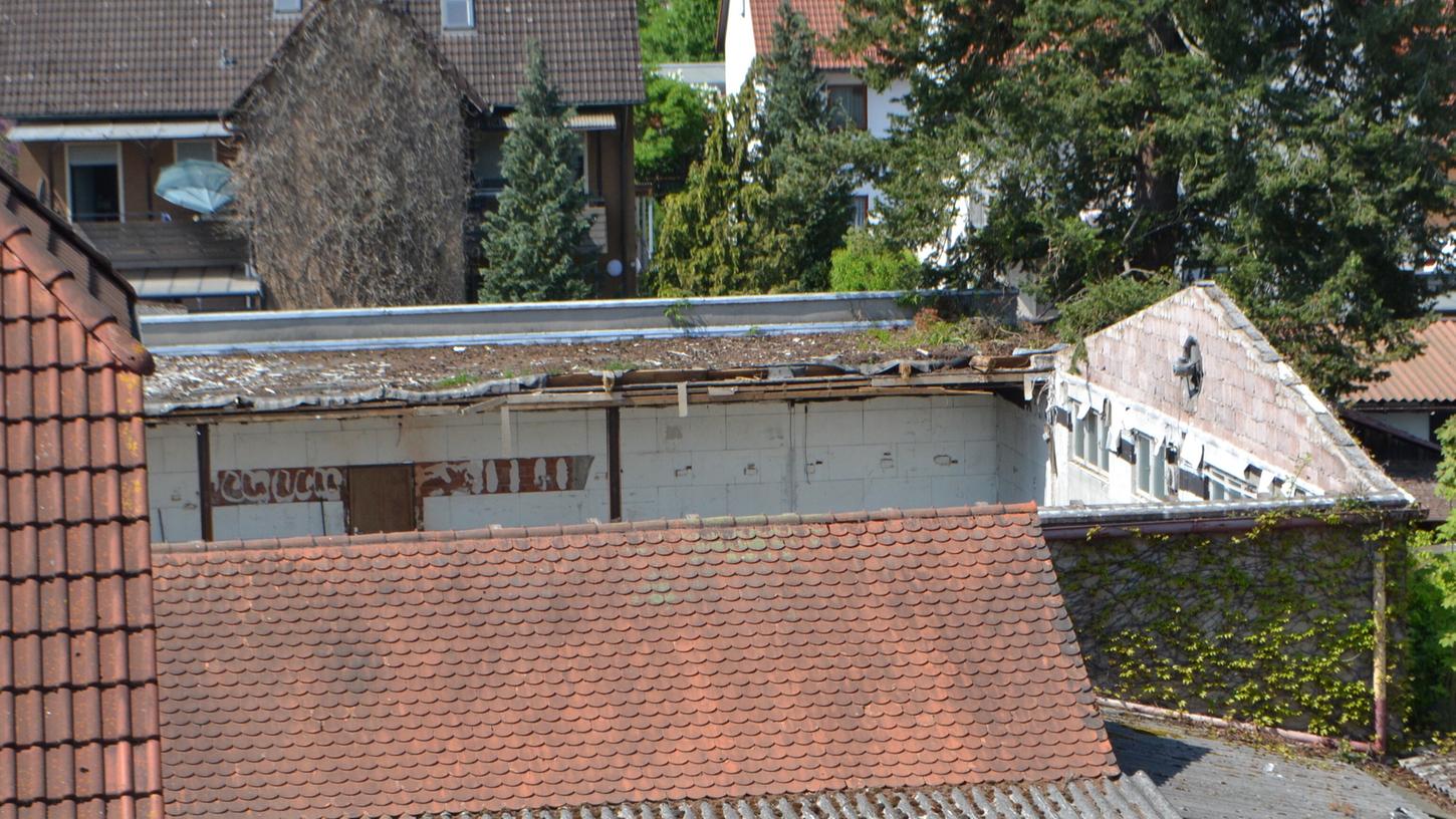 Das Rückgebäude des einstigen Heka-Kaufhauses wird abgerissen, es stehen zurzeit nur noch die Außenmauern. Das Rückgebäude des einstigen Heka-Kaufhauses wird abgerissen, es stehen zurzeit nur noch die Außenmauern.