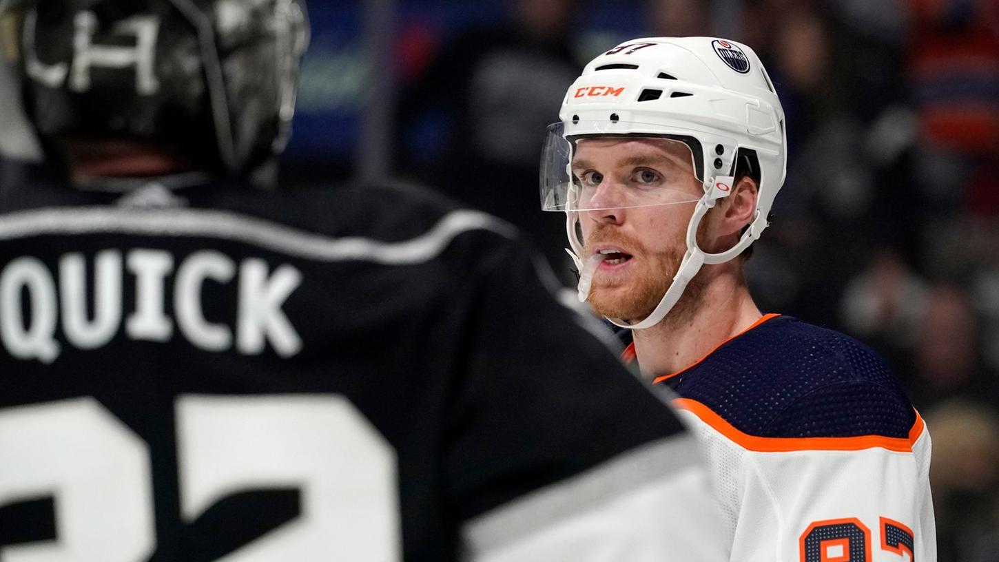 Connor McDavid gehört zu den drei finalen Kandidaten für die Auszeichnung als wertvollster Spieler der NHL-Saison. Connor McDavid gehört zu den drei finalen Kandidaten für die Auszeichnung als wertvollster Spieler der NHL-Saison.