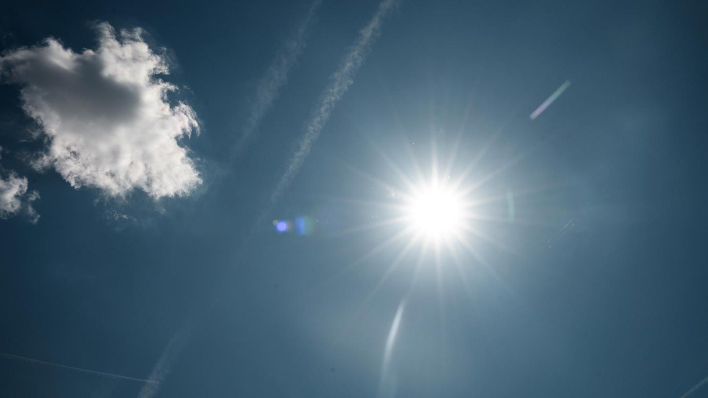 Die Sonne scheint bei sommerlichen Temperaturen vom blauen Himmel. 