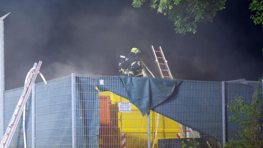 Die Arbeiten zogen sich bis weit in die Nacht hinein. Währenddessen besetzte die Freiwillige Feuerwehr Erlangen-Stadt die Hauptwache für etwaige weitere Einsätze.
