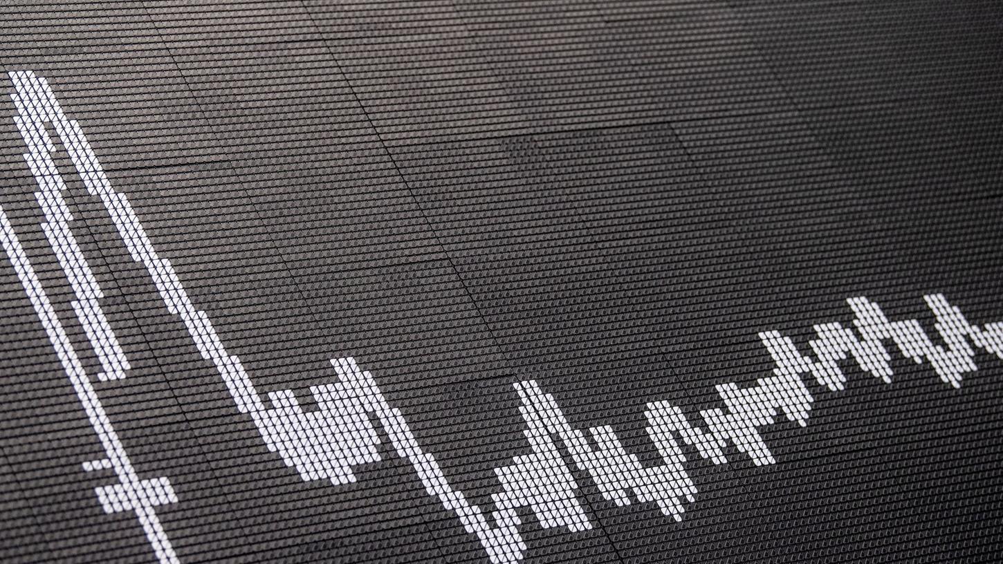Die Dax-Kurve im Handelssaal der Deutschen Börse in Frankfurt. Die Dax-Kurve im Handelssaal der Deutschen Börse in Frankfurt.