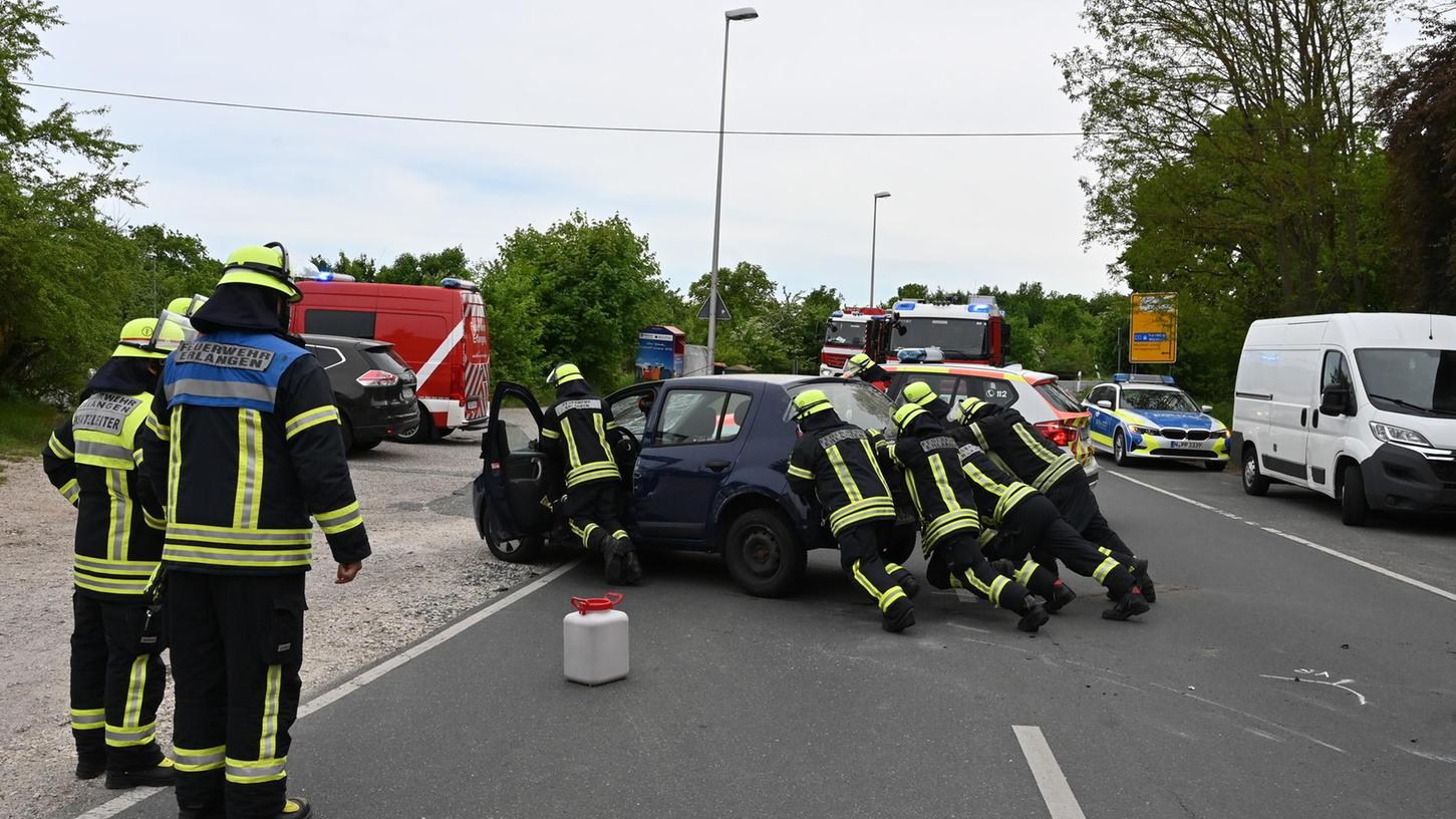 Auf der Schallershofer Straße hat sich ein spaktakulärer Unfall ereignet. Die Feuerwehr stellte das dabei umgekippte Auto wieder auf die Räder, und schob es auf die Seite.