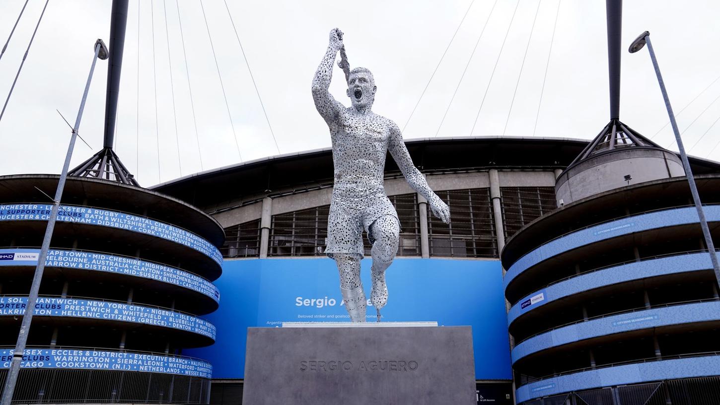 Die Statue des früheren Stümers Sergio Agüero von Manchester City steht an der Ostseite des Etihad-Stadions. Die Statue des früheren Stümers Sergio Agüero von Manchester City steht an der Ostseite des Etihad-Stadions.