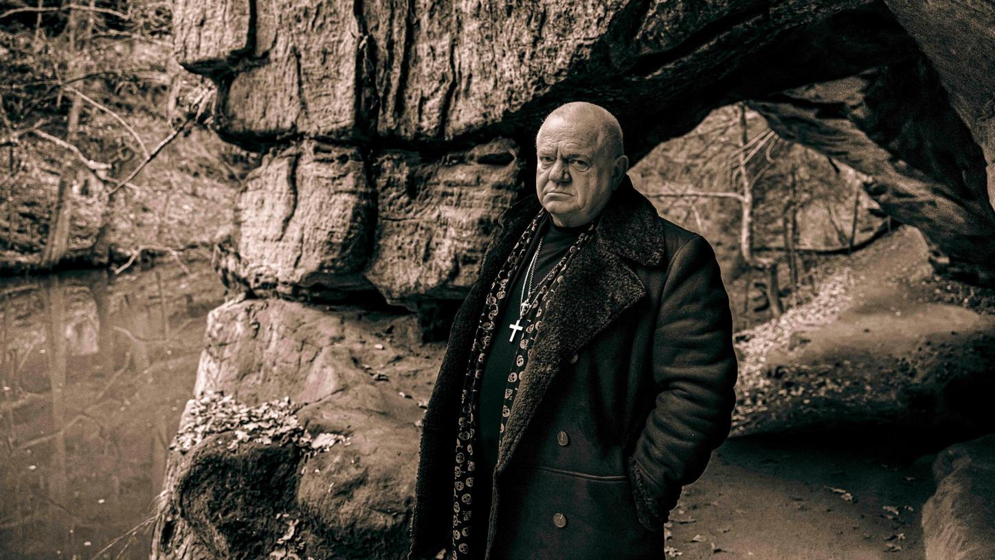 Düster ist es im Winter in der Schwarzachschlucht – die passende Kulisse für das melancholische „Kein Zurück“ von Wolfsheim, das Heavy-Metal-Urgestein Udo Dirkschneider dort in Szene gesetzt hat.
Düster ist es im Winter in der Schwarzachschlucht – die passende Kulisse für das melancholische „Kein Zurück“ von Wolfsheim, das Heavy-Metal-Urgestein Udo Dirkschneider dort in Szene gesetzt hat.