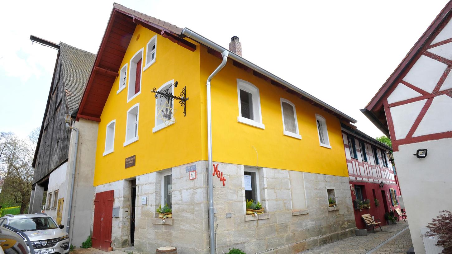 In frischem Gelb strahlt das sanierte Haus in der Egloffsteinerstraße in Kunreuth, umgeben von Scheunen und Fachwerkhäusern. In dem Ort im Herzen der Fränkischen Schweiz lebt eine alte Tradition wieder auf. Wer will, kann bei der Sud selbst Hand anlegen. 