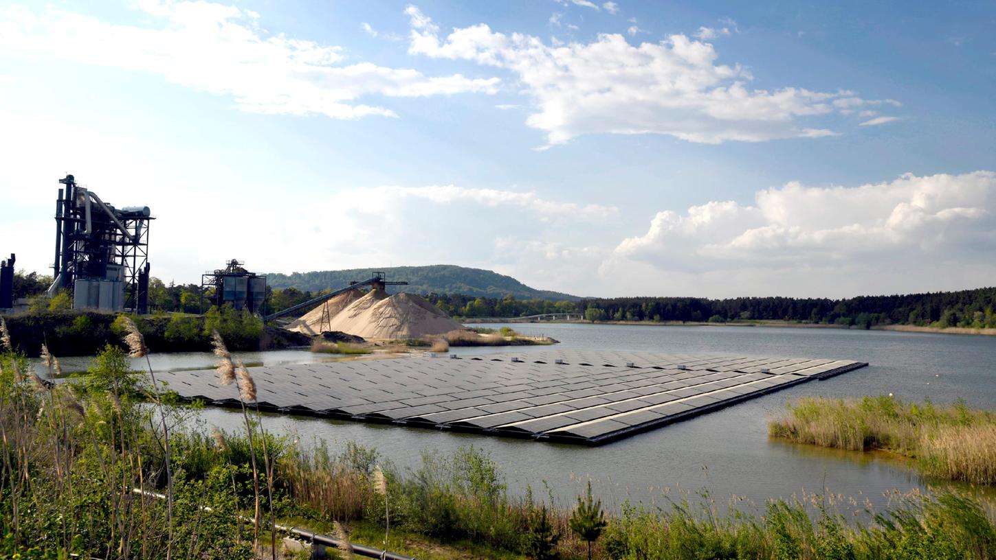 Da schwimmt sie: Im Baggersee der Firma Bögl entsteht eine PV-Anlage.