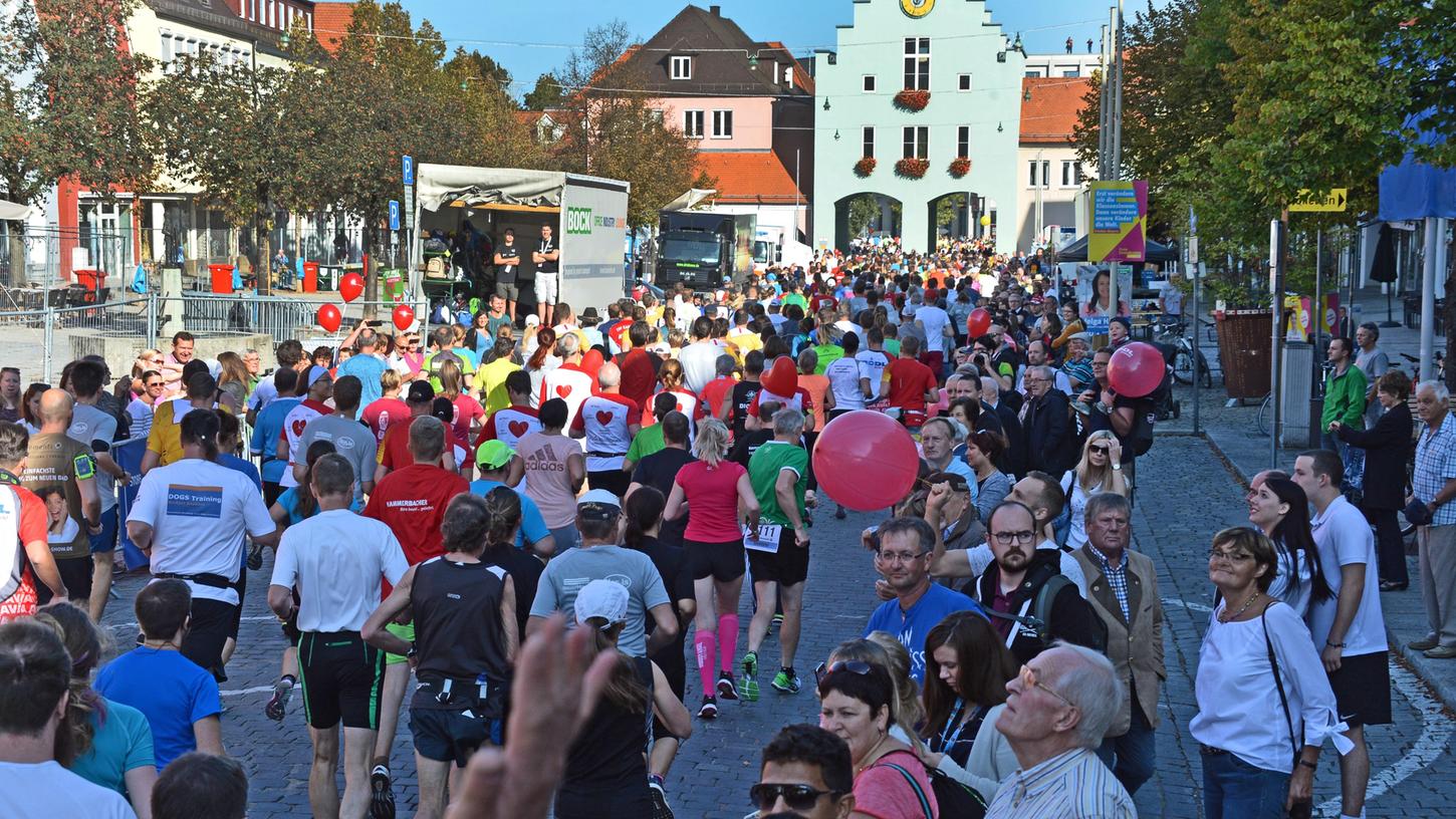 Die Durchführung des Neumarkter Stadtlaufs als Massenspektakel mit vierstelliger Teilnehmerzahl wie in dieser Szene aus dem Jahr 2018 ist für die Organisatoren nach zwei pandemiebedingten Absagen in diesem Jahr finanziell nicht darstellbar.
Die Durchführung des Neumarkter Stadtlaufs als Massenspektakel mit vierstelliger Teilnehmerzahl wie in dieser Szene aus dem Jahr 2018 ist für die Organisatoren nach zwei pandemiebedingten Absagen in diesem Jahr finanziell nicht darstellbar.
