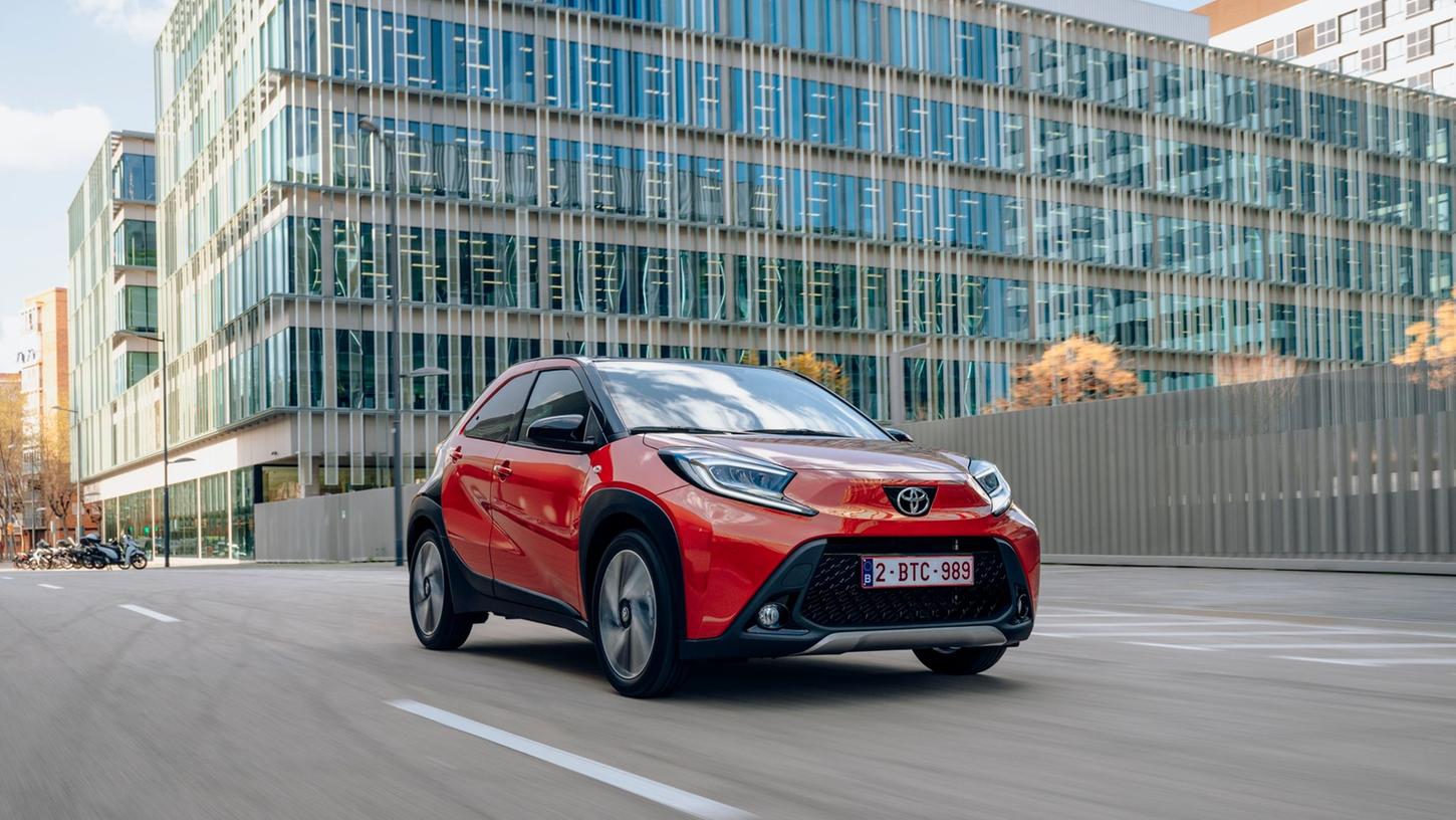 Kleiner Wagen mit SUV-Anleihen: Der neue Aygo X rollt als Crossover auf die Straße. Kleiner Wagen mit SUV-Anleihen: Der neue Aygo X rollt als Crossover auf die Straße.