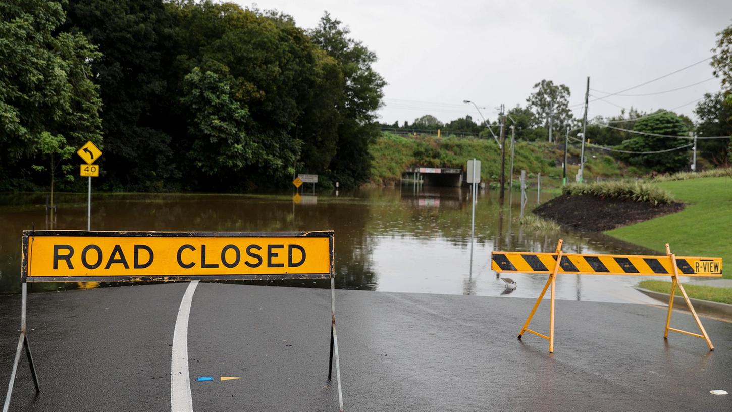 Die Marsden Parade an der Brisbane Street in Ipswich wurde gesperrt, nachdem starke Regenfälle zu Überschwemmungen geführt hatten. Die Marsden Parade an der Brisbane Street in Ipswich wurde gesperrt, nachdem starke Regenfälle zu Überschwemmungen geführt hatten.