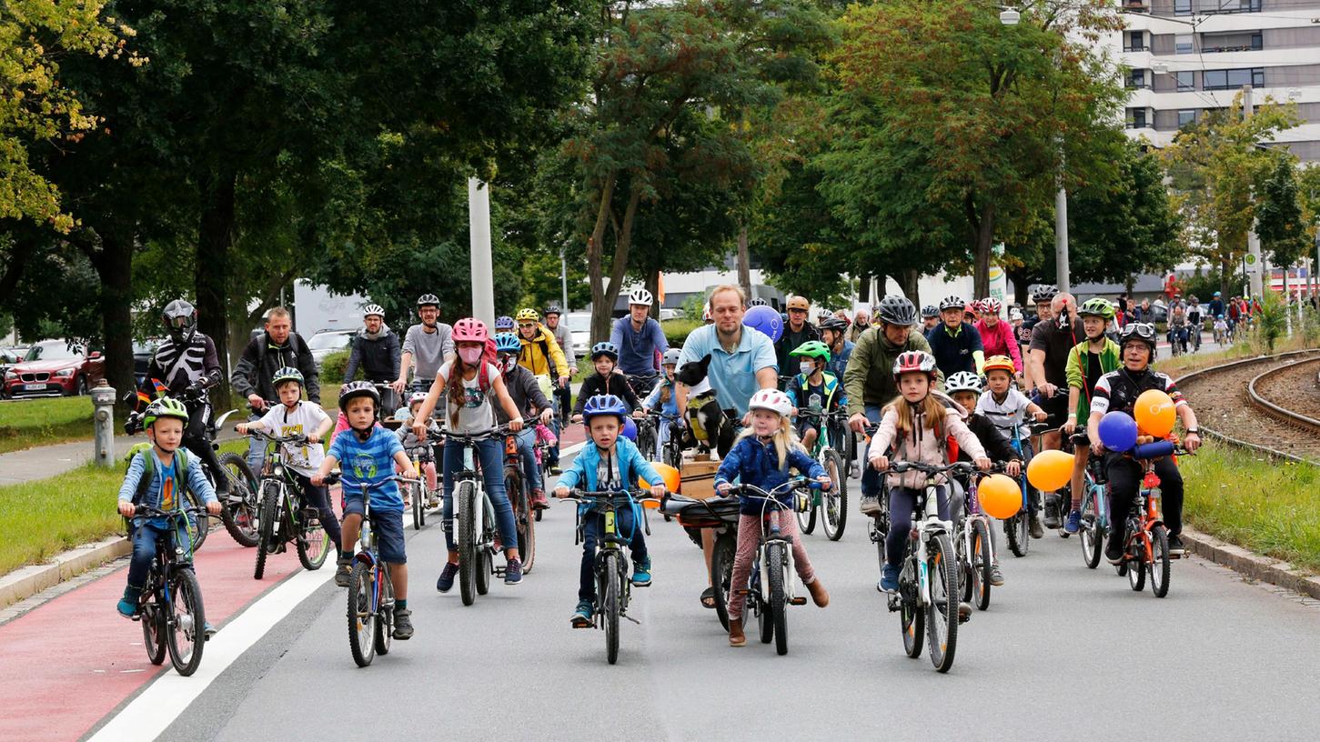 Auch die Kleinen machen bereits bei der "Kidical Mass" mit - und demonstrieren für sicheren Straßenverkehr. 