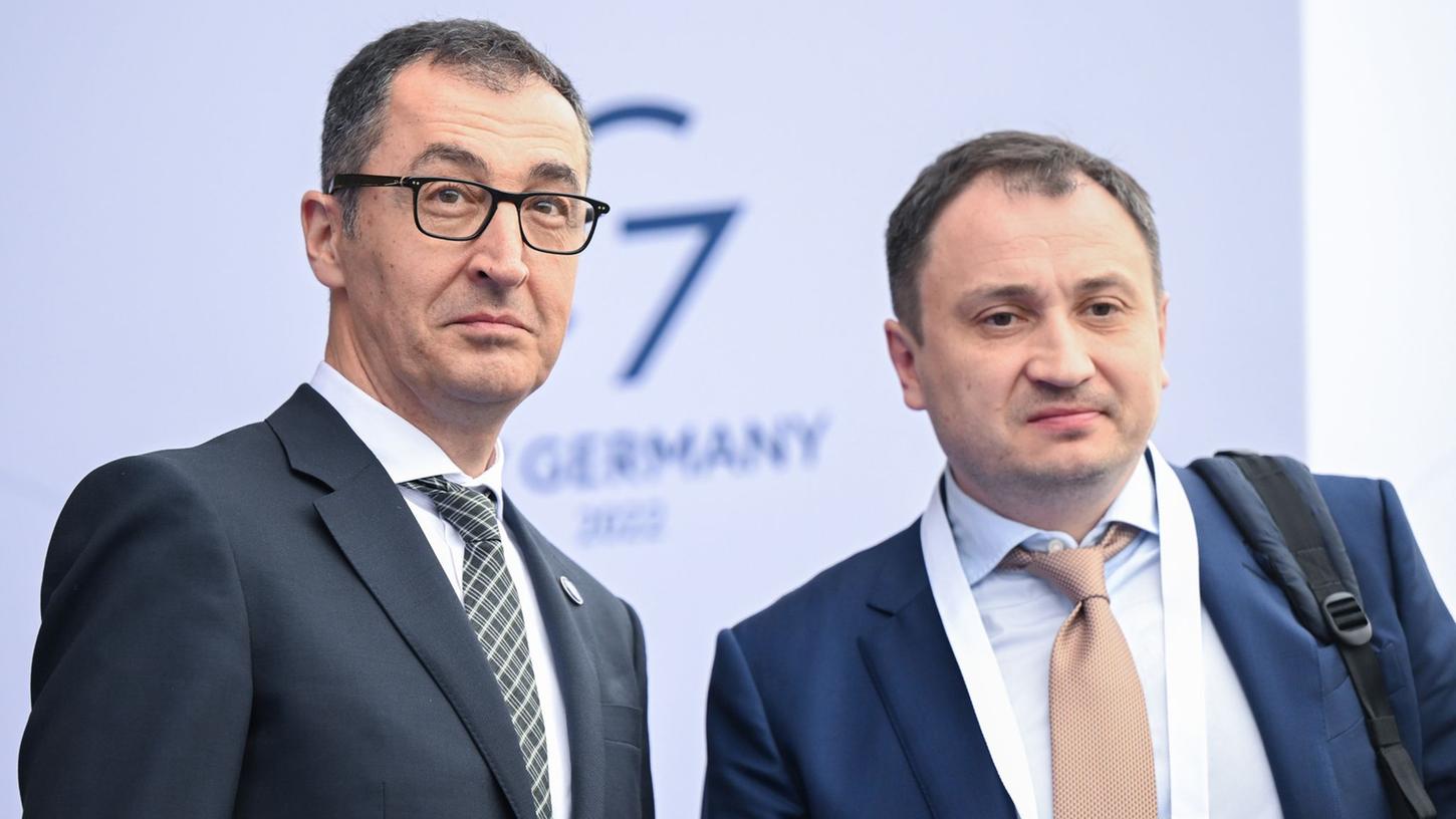 Bundesagrarminister Cem Özdemir (l) begrüßt seinen ukrainischen Amtskollegen Mykola Solskyj im Schloss Hohenheim. Bundesagrarminister Cem Özdemir (l) begrüßt seinen ukrainischen Amtskollegen Mykola Solskyj im Schloss Hohenheim.