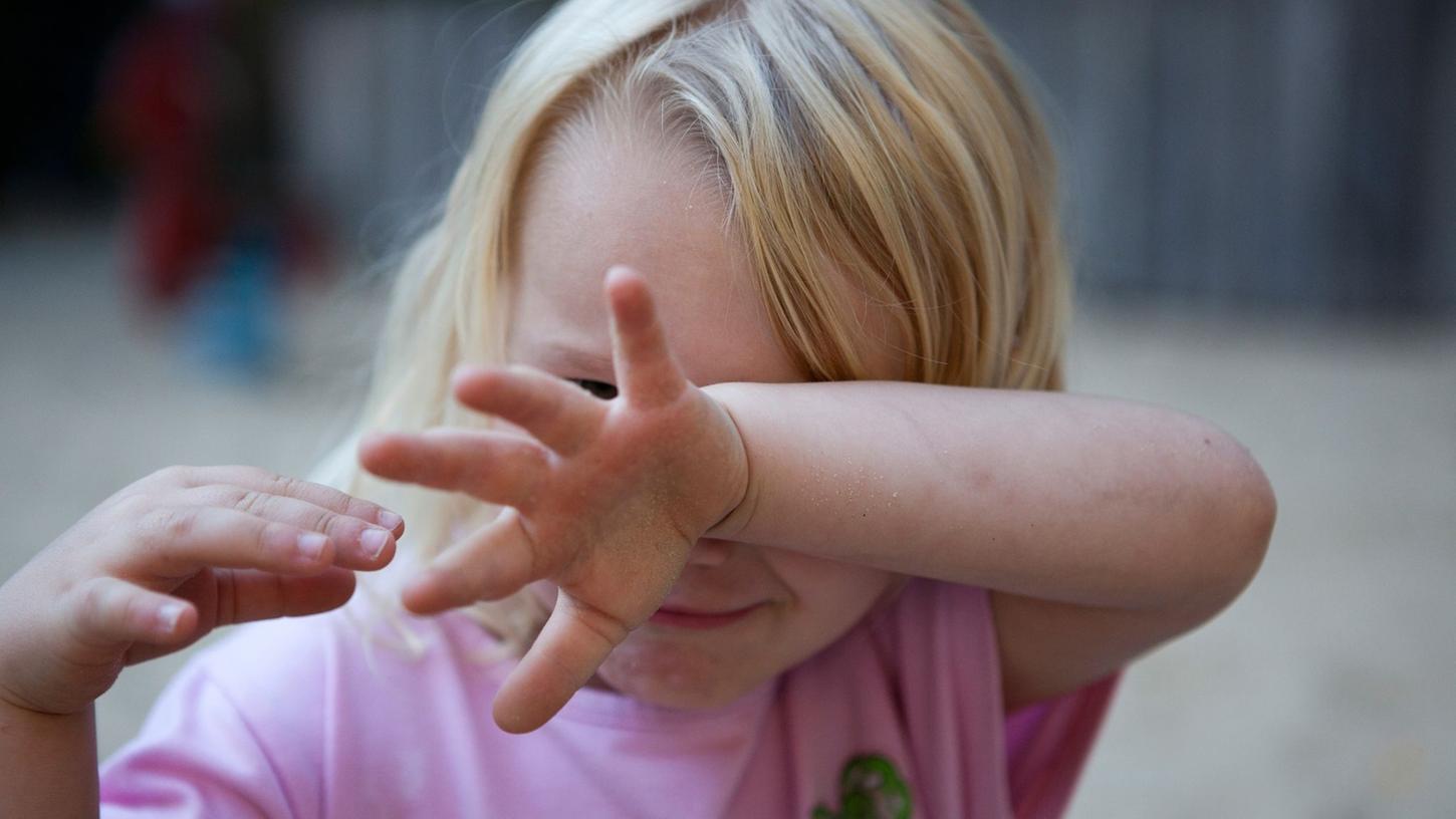 Kinder haben ihr eigenes Köpfchen. Um ein trotziges Kind aus der Frustfalle zu locken, hilft manchmal nur kreative Ablenkung oder ein bisschen Quatsch. Kinder haben ihr eigenes Köpfchen. Um ein trotziges Kind aus der Frustfalle zu locken, hilft manchmal nur kreative Ablenkung oder ein bisschen Quatsch.