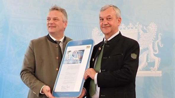 Der frühere Bürgermeister Werner Wolter (rechts) hat Erfahrung mit der Entgegennahme vom Urkunden - hier mit einem Förderbescheid in Sachen Breitbandausbau. Jetzt soll er die Würde Altbürgermeister verliehen bekommen.
