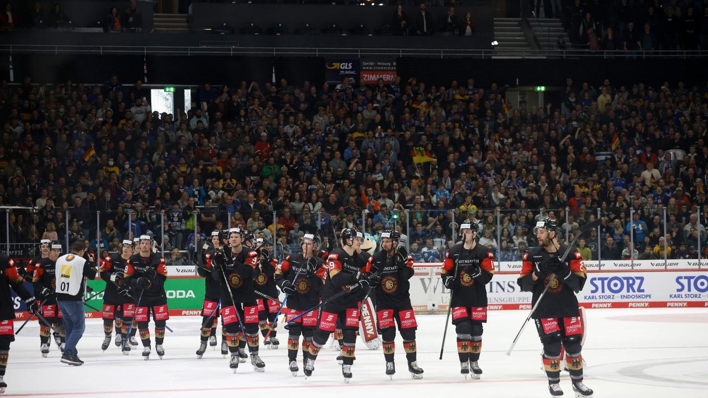 Die deutschen Eishockey-Nationalspieler nach dem Testspiel gegen Österreich. Die deutschen Eishockey-Nationalspieler nach dem Testspiel gegen Österreich.