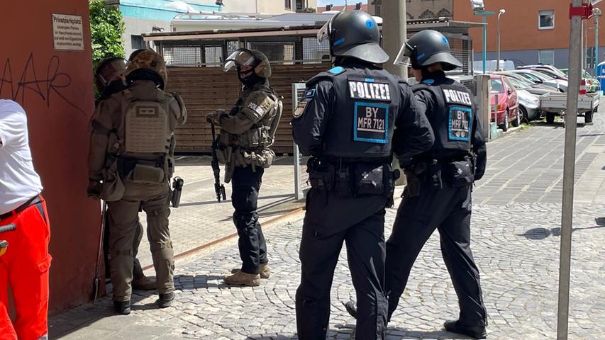 Die Polizei forderte Unterstützerkräfte in Form des SEK und USK an.
Die Polizei forderte Unterstützerkräfte in Form des SEK und USK an.
