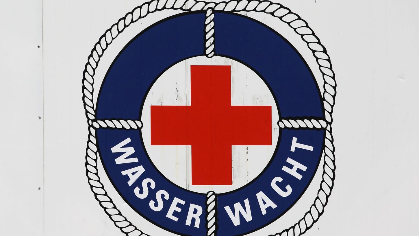Das Logo der Wasserwacht des DRK an einem Rettungsturm im Ostseebad Warnemünde. Bis September halten die Rettungsschwimmer an bis zu zwölf Türmen Wache. Das Logo der Wasserwacht des DRK an einem Rettungsturm im Ostseebad Warnemünde. Bis September halten die Rettungsschwimmer an bis zu zwölf Türmen Wache.