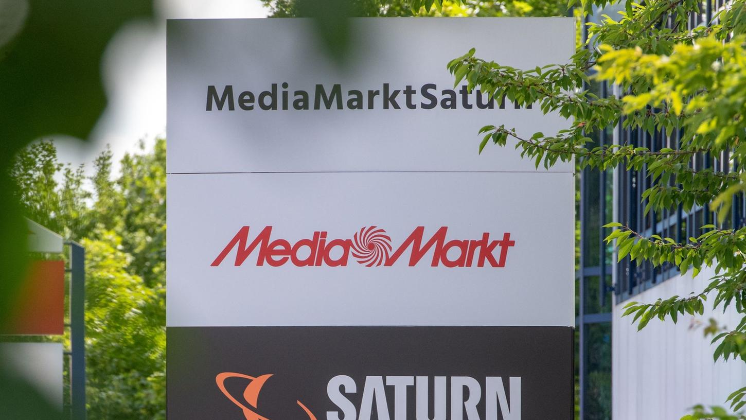 Die mehr als 1000 Media Markt- und Saturn-Läden sollen aber weiter eine wichtige Rolle im Ceconomy-Konzern spielen. Die mehr als 1000 Media Markt- und Saturn-Läden sollen aber weiter eine wichtige Rolle im Ceconomy-Konzern spielen.