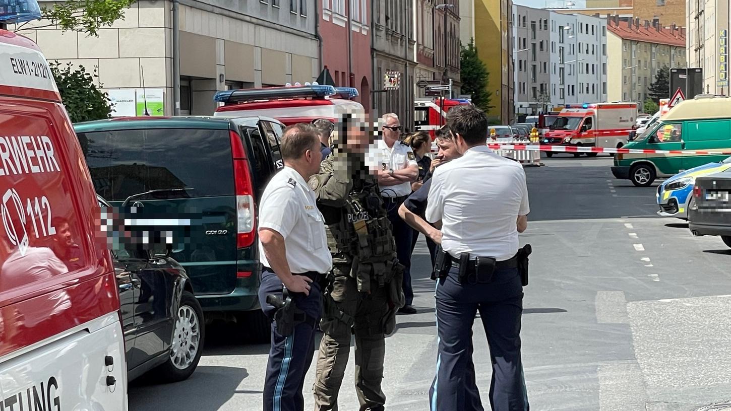 Weil sich ein Mann im Nürnberger Westen in seiner Wohnung verschanzte, rückten am Freitag das SEK sowie das USK aus. Weil sich ein Mann im Nürnberger Westen in seiner Wohnung verschanzte, rückten am Freitag das SEK sowie das USK aus.