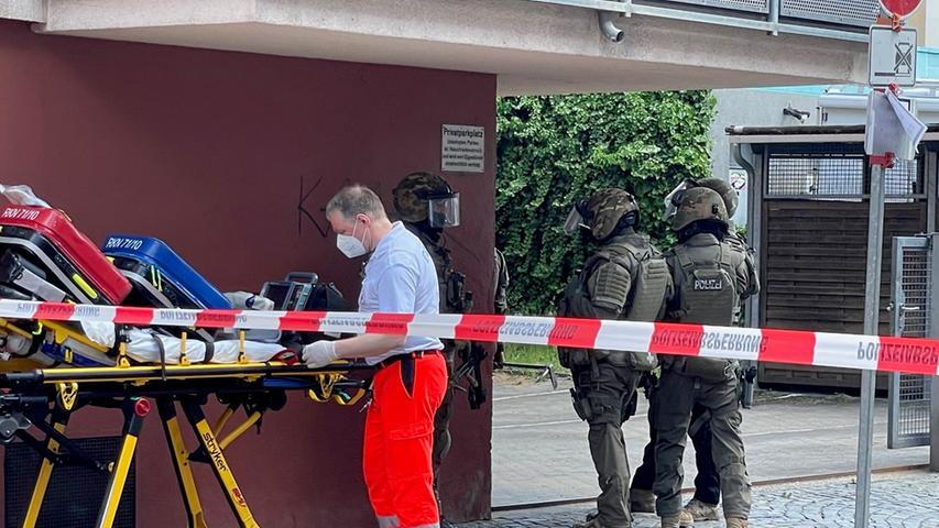 SEK-Einsatz in Nürnberg: 32-Jähriger verschanzt sich in Wohnung und bedroht Polizei
