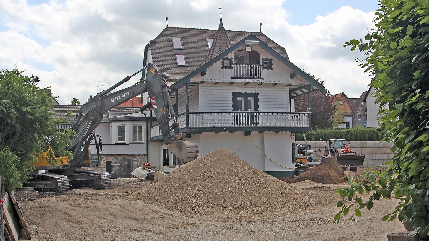 Die Schleicher-Villa im Altdorfer Kappelgraben wird seit Monaten saniert. Schwere Baumaschinen arbeiten im Garten - von morgens 7 Uhr bis um 20 Uhr am Abend, auch am Wochenende. Anwohner klagen deshalb über Dauerlärm. Foto: Alex Blinten Die Schleicher-Villa im Altdorfer Kappelgraben wird seit Monaten saniert. Schwere Baumaschinen arbeiten im Garten - von morgens 7 Uhr bis um 20 Uhr am Abend, auch am Wochenende. Anwohner klagen deshalb über Dauerlärm. Foto: Alex Blinten