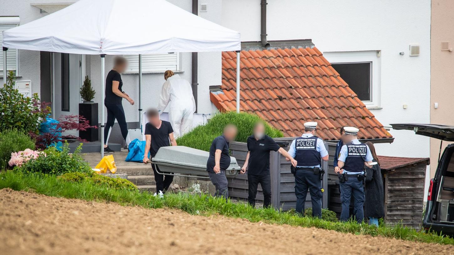 Polizei findet drei Tote - Trennung als mögliches Motiv