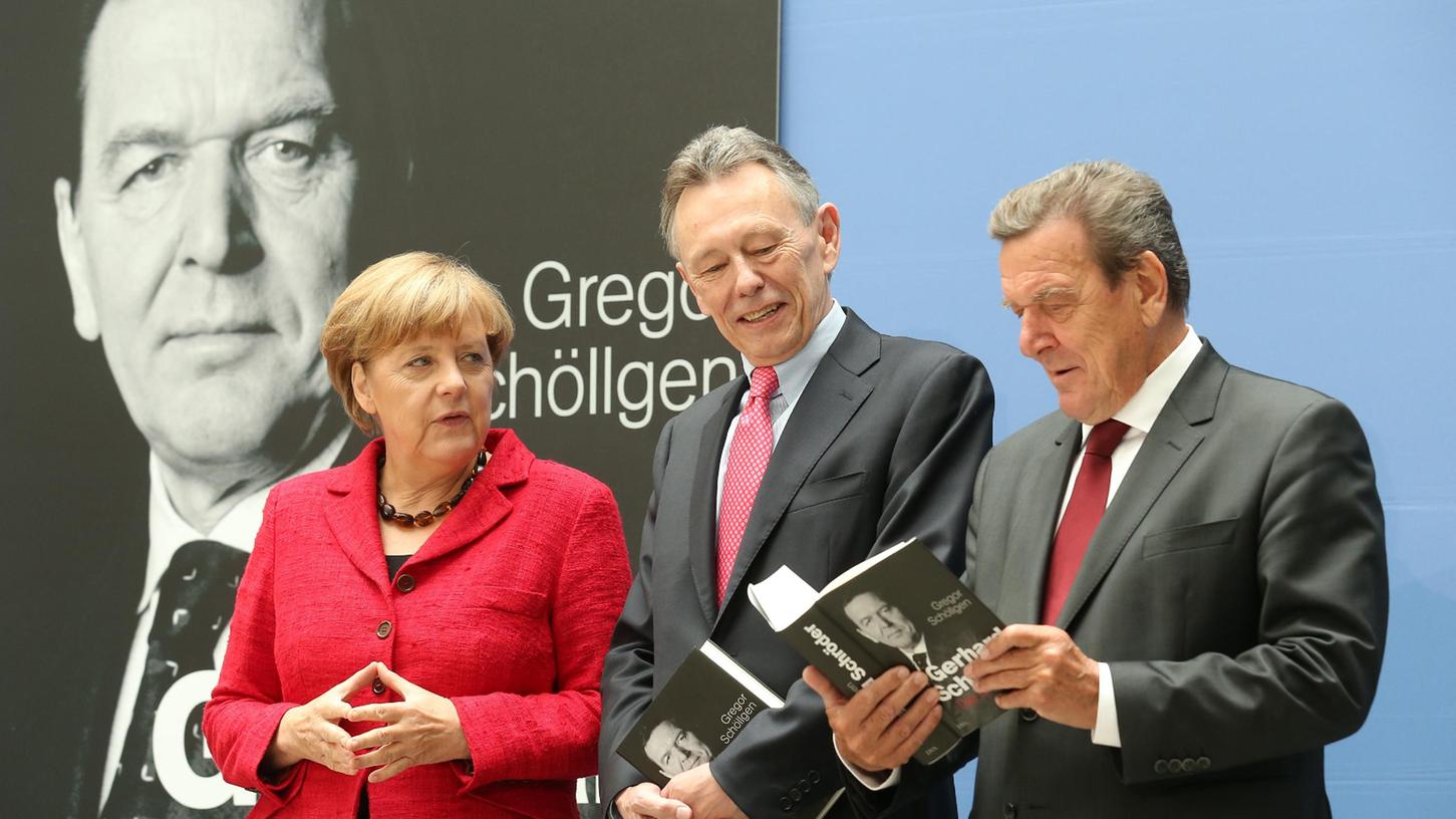 Bei der Vorstellung der Biografie über Schröder war neben Autor Gregor Schöllgen und Ex-Kanzler Gerhard Schröder, auch die damalige Kanzlerin Angela Merkel vor Ort.

