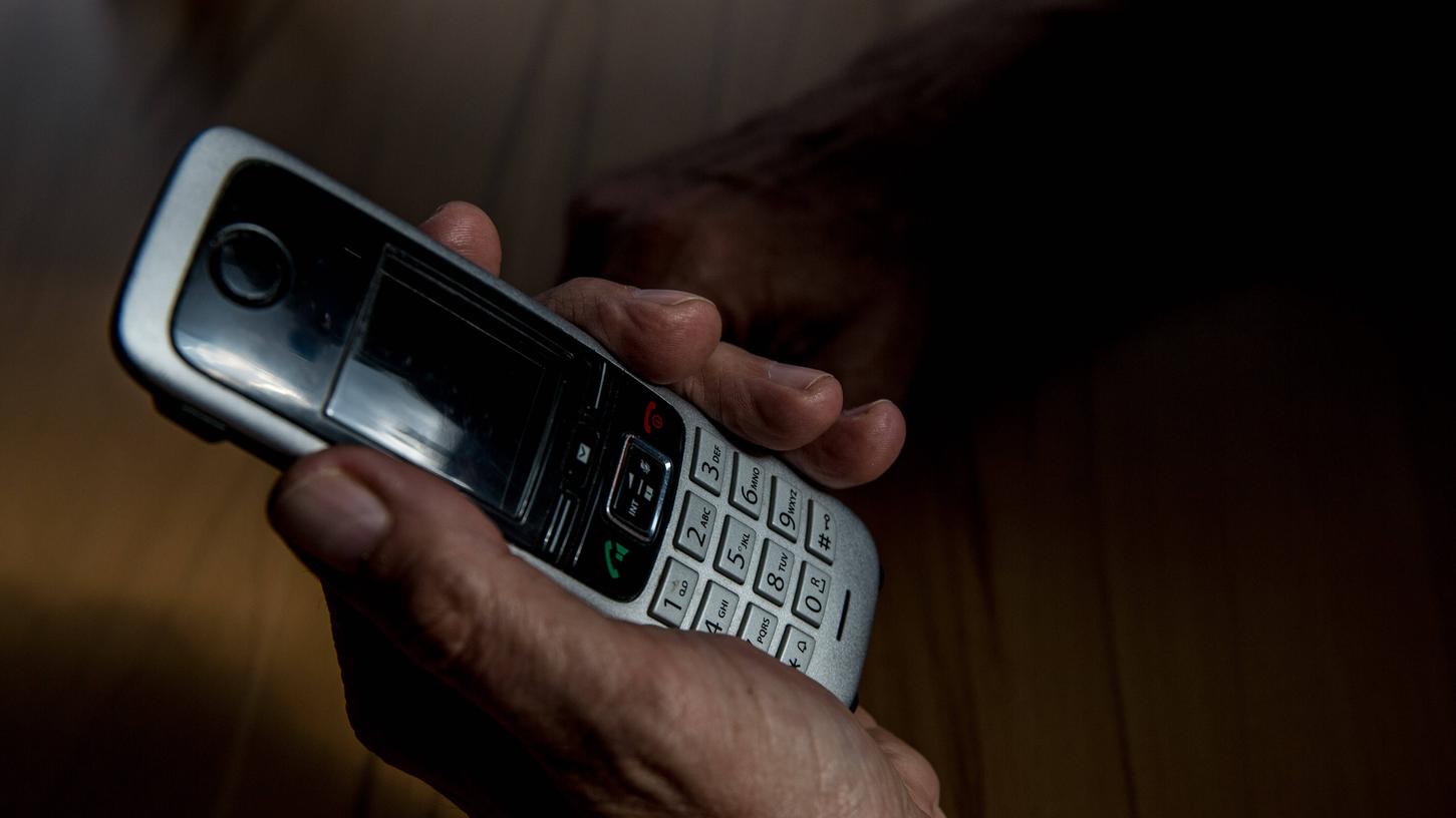 Die Polizei warnt vor dreisten Betrügern, die aktuell per Telefon auf Beute aus sind. Senioren meldeten in Franken erneut zahlreiche Anrufe sogenannter Enkeltrick-Betrüger.
Die Polizei warnt vor dreisten Betrügern, die aktuell per Telefon auf Beute aus sind. Senioren meldeten in Franken erneut zahlreiche Anrufe sogenannter Enkeltrick-Betrüger.