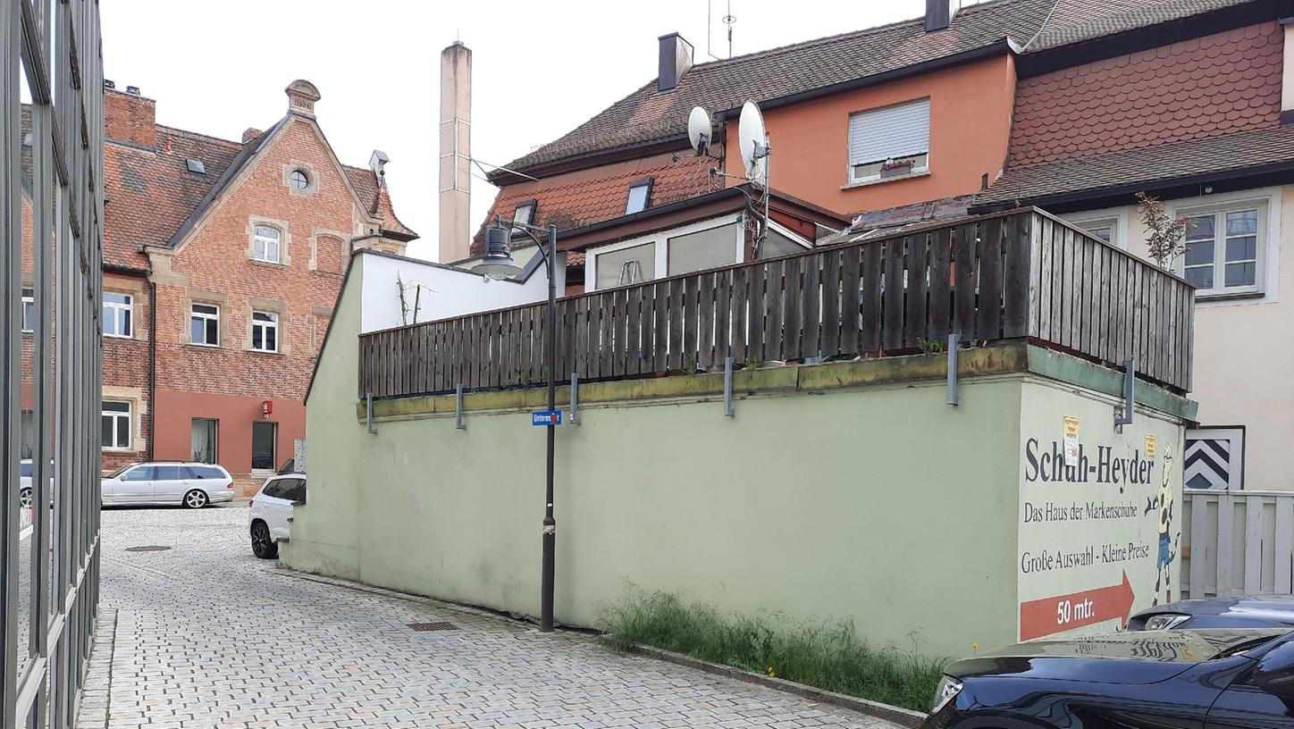 Noch macht die Garage rechts im Bild das Areal am Unteren Tor zur engen Schleuse. Doch das soll sich bald ändern...
Noch macht die Garage rechts im Bild das Areal am Unteren Tor zur engen Schleuse. Doch das soll sich bald ändern...