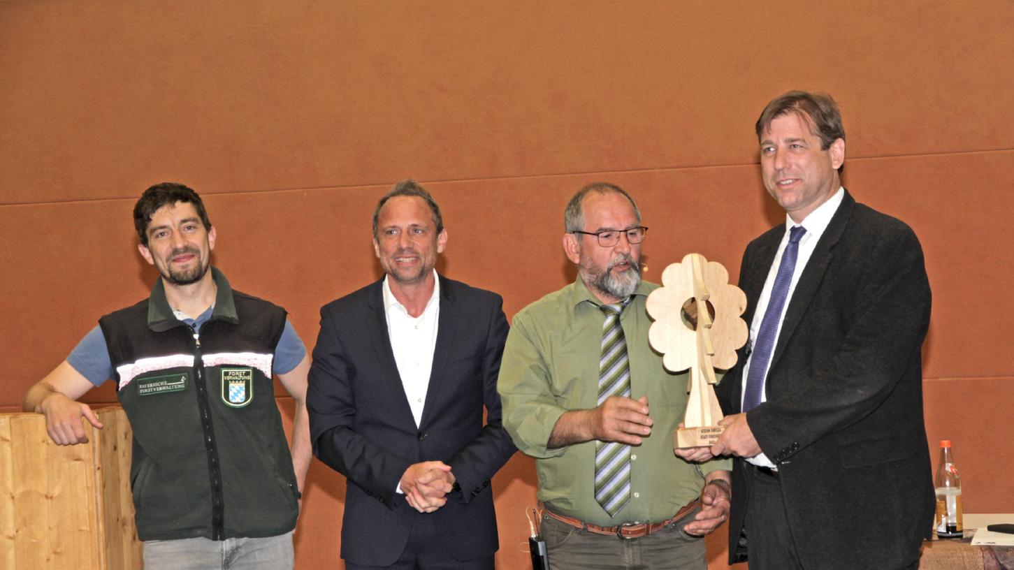 Staatsminister Thorsten Glauber mit Vorsitzendem Bernhard Roppelt, Förster Daniel Schuster und Landrat Hermann Ulm, dem stellvertretend für die Stadt Forchheim der Förderpreis übergeben wurde.