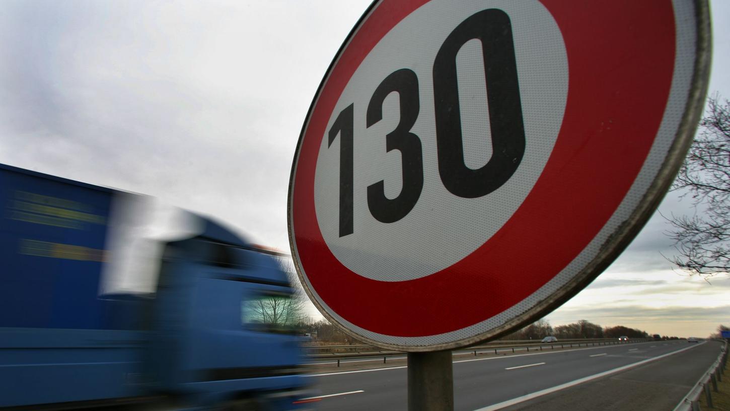 An der Autobahn A10 bei Mühlenbeck zeigt ein Schild die erlaubte Höchstgeschwindigkeit mit 130 Stundenkilometern an. An der Autobahn A10 bei Mühlenbeck zeigt ein Schild die erlaubte Höchstgeschwindigkeit mit 130 Stundenkilometern an.