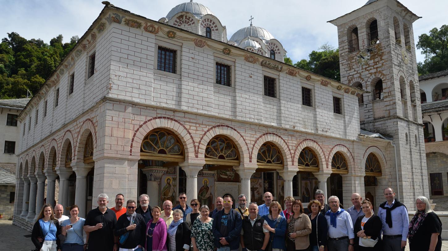 Die große Delegation aus Lauf vor dem Kloster Ikosifinissa in der Umgebung der Partnerstadt Drama.
