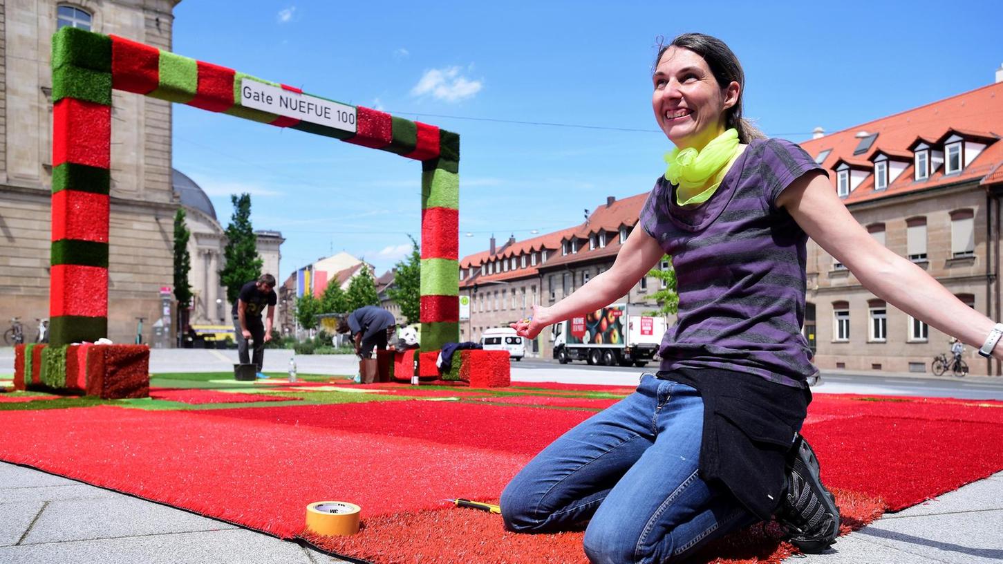 Barbara Engelhard lädt mit ihrer rot-grünen Installation namens „Gate NUEFUE 100“ zusammen mit zwei anderen Künstlern am Samstag, 14. Mai, auf den Fürther Hallplatz ein.