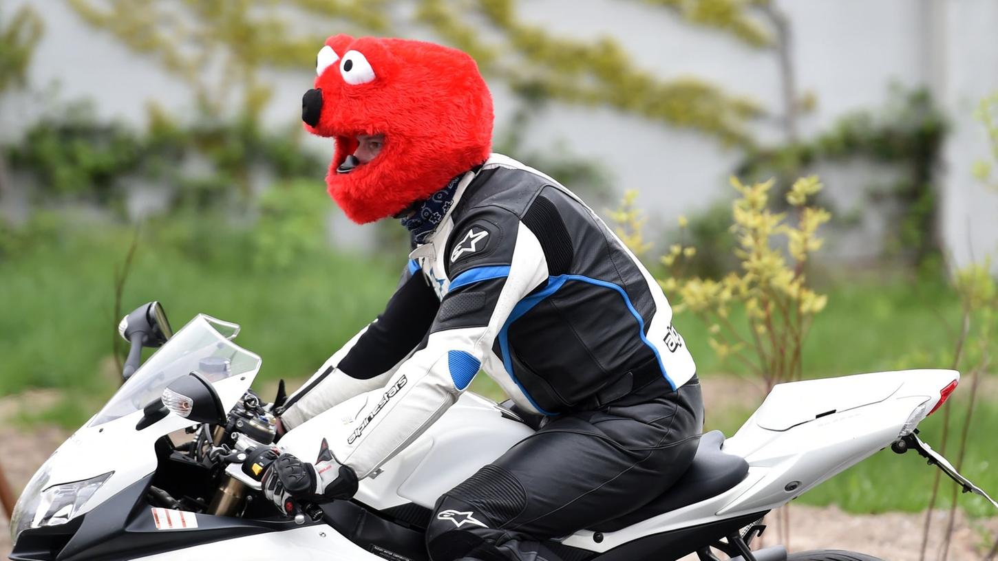 Hingucker: Auffällige Kleidung und Helme tragen dazu bei, sich auf dem Motorrad sichtbarer zu machen. Natürlich müssen Maschine und Kleidung dabei aber immer verkehrssicher bleiben. Hingucker: Auffällige Kleidung und Helme tragen dazu bei, sich auf dem Motorrad sichtbarer zu machen. Natürlich müssen Maschine und Kleidung dabei aber immer verkehrssicher bleiben.