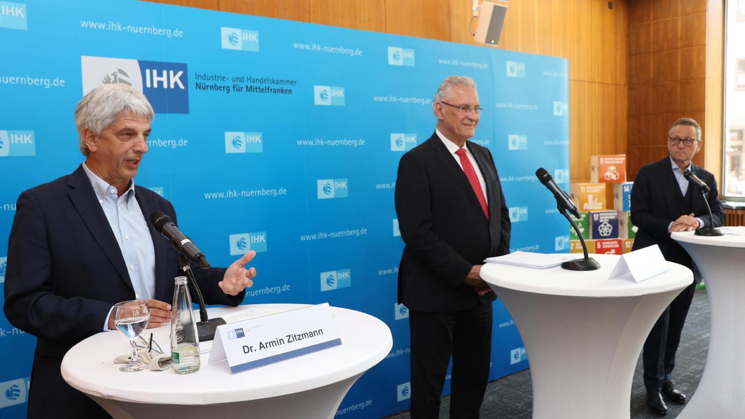 Armin Zitzmann (Präsident der IHK Nürnberg für Mittelfranken), Joachim Herrmann (bayerischer Innenminister, CSU) und Klaus Josef Lutz (Präsident des bayerischen Industrie- und Handelskammertages).
Armin Zitzmann (Präsident der IHK Nürnberg für Mittelfranken), Joachim Herrmann (bayerischer Innenminister, CSU) und Klaus Josef Lutz (Präsident des bayerischen Industrie- und Handelskammertages).